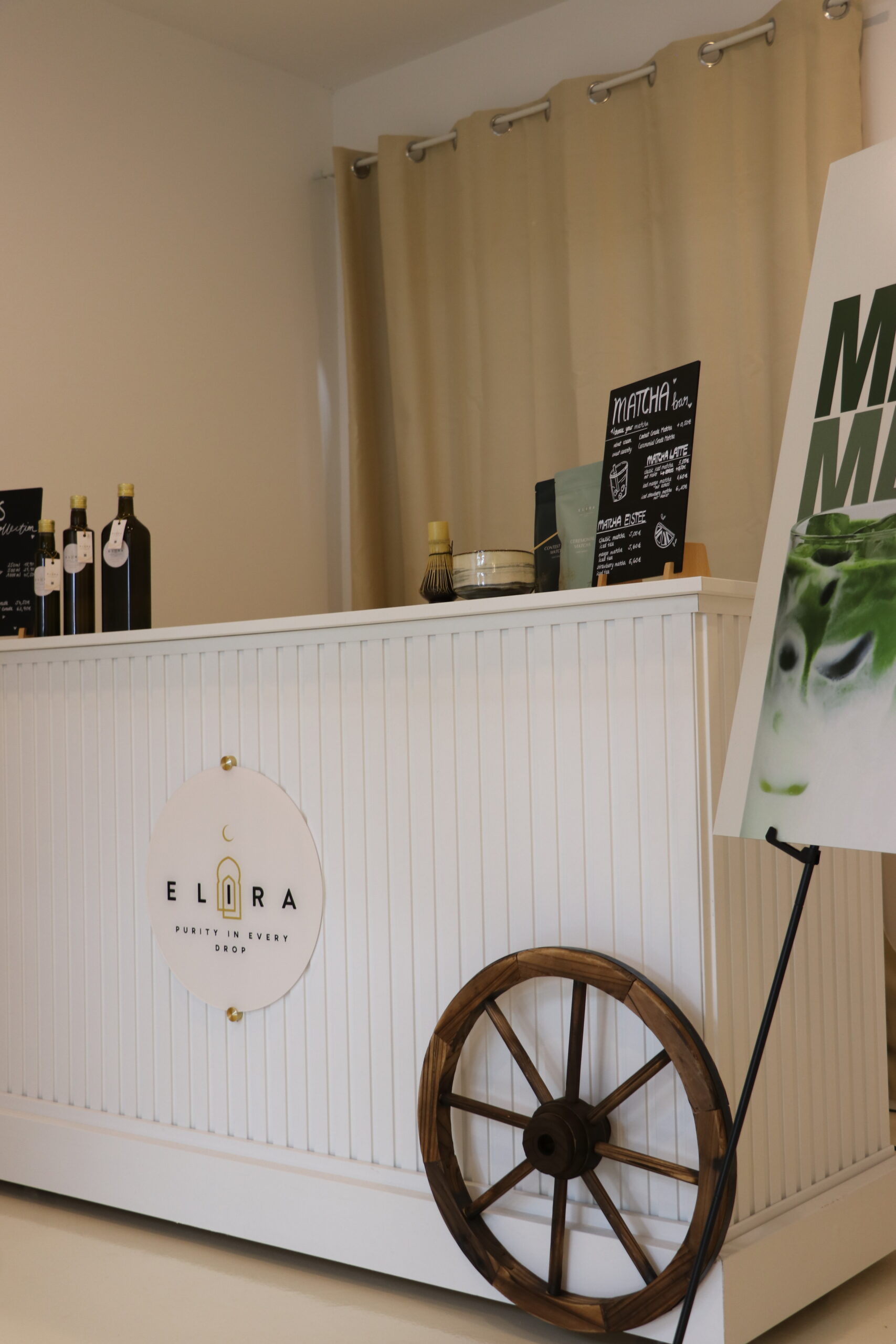 Moderne Matcha Bar mit minimalistischer Einrichtung und Teezubereitung am Tresen