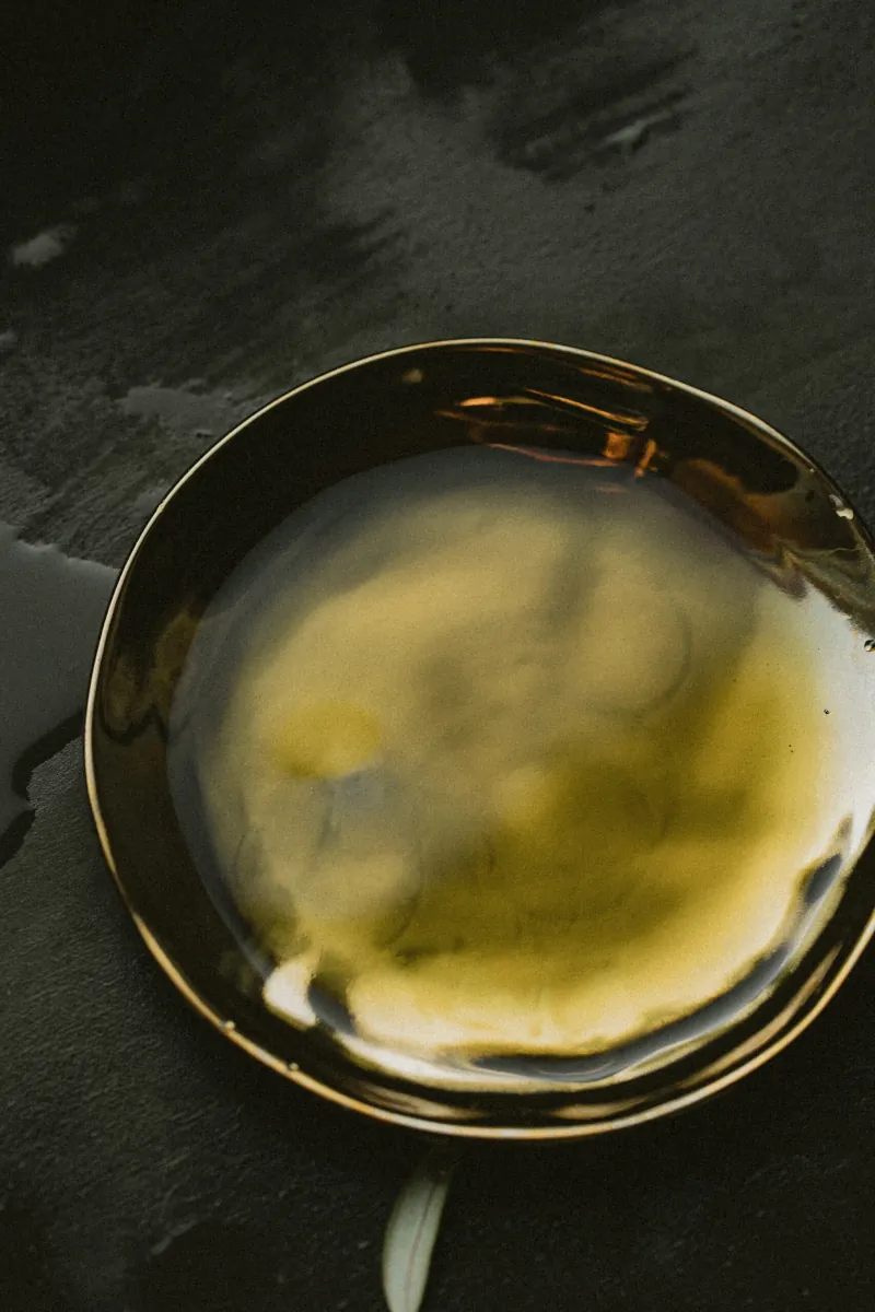 Olivenöl kaltgepresst – serviert mit frischem Brot und mediterranem Salat