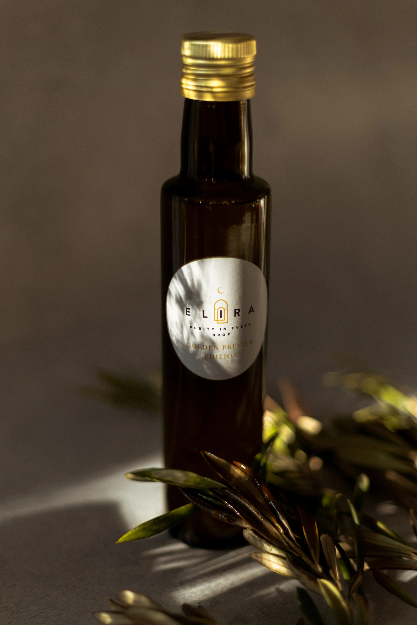 Extra natives Olivenöl kaltgepresst beim Servieren über mediterranem Gericht