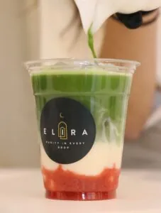 Matcha Latte mit Erdbeere – cremiger Contest Grade Drink mit fruchtiger Note