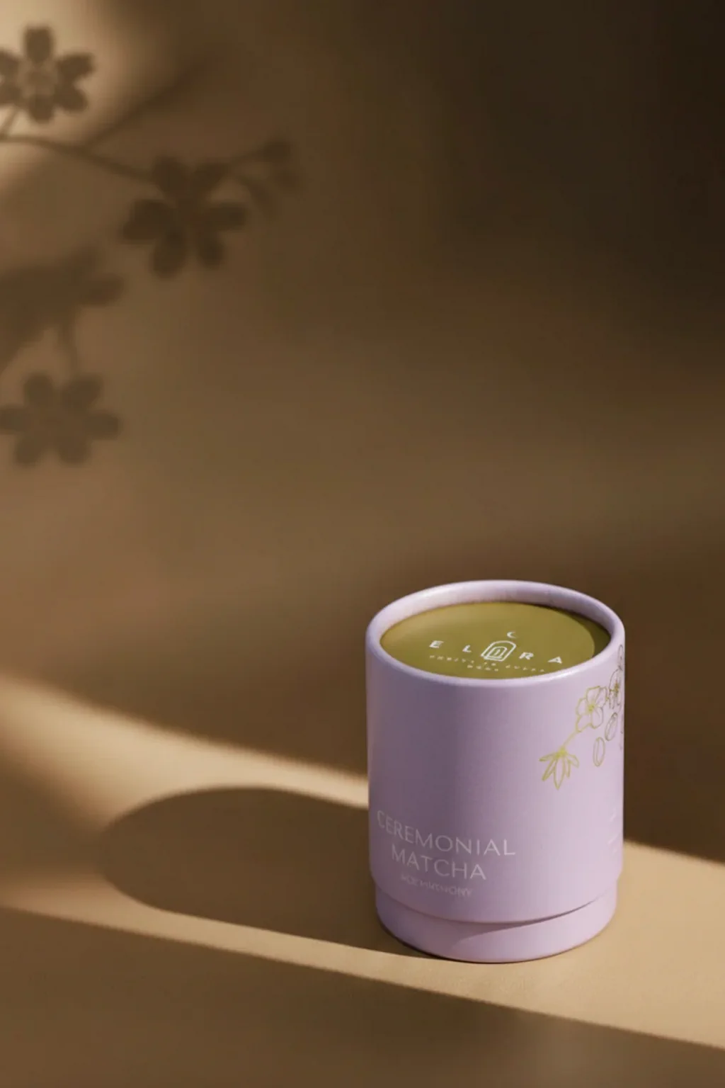Frisch zubereiteter japanischer Ceremonial Grade Matcha Tee mit leuchtend grüner Farbe und feinem Schaum