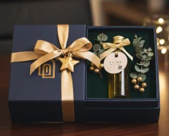 Personalisierbare 50ml, 100ml Flasche mit extra nativem Olivenöl aus Marokko, hochwertig präsentiert als weihnachtliches Kundengeschenk.