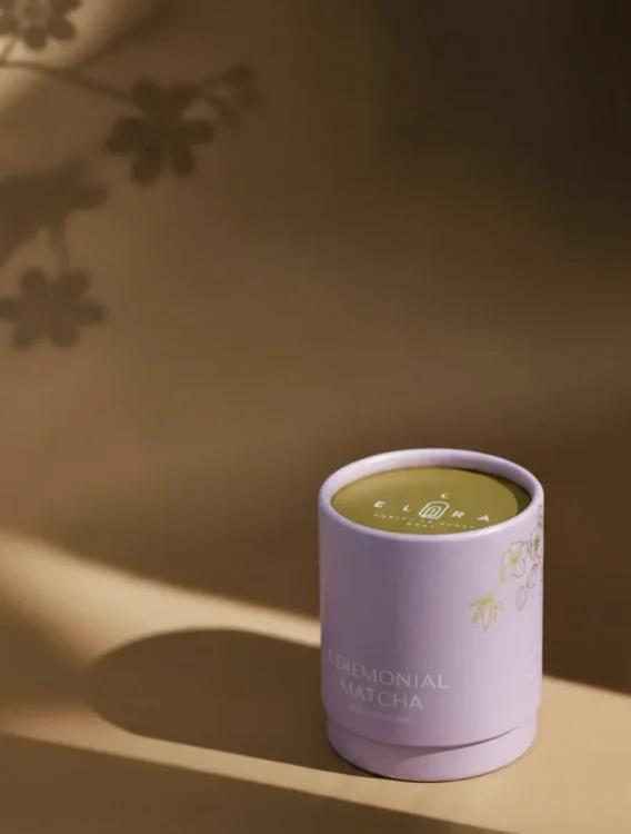 Frisch zubereiteter japanischer Ceremonial Grade Matcha Tee mit leuchtend grüner Farbe und feinem Schaum
