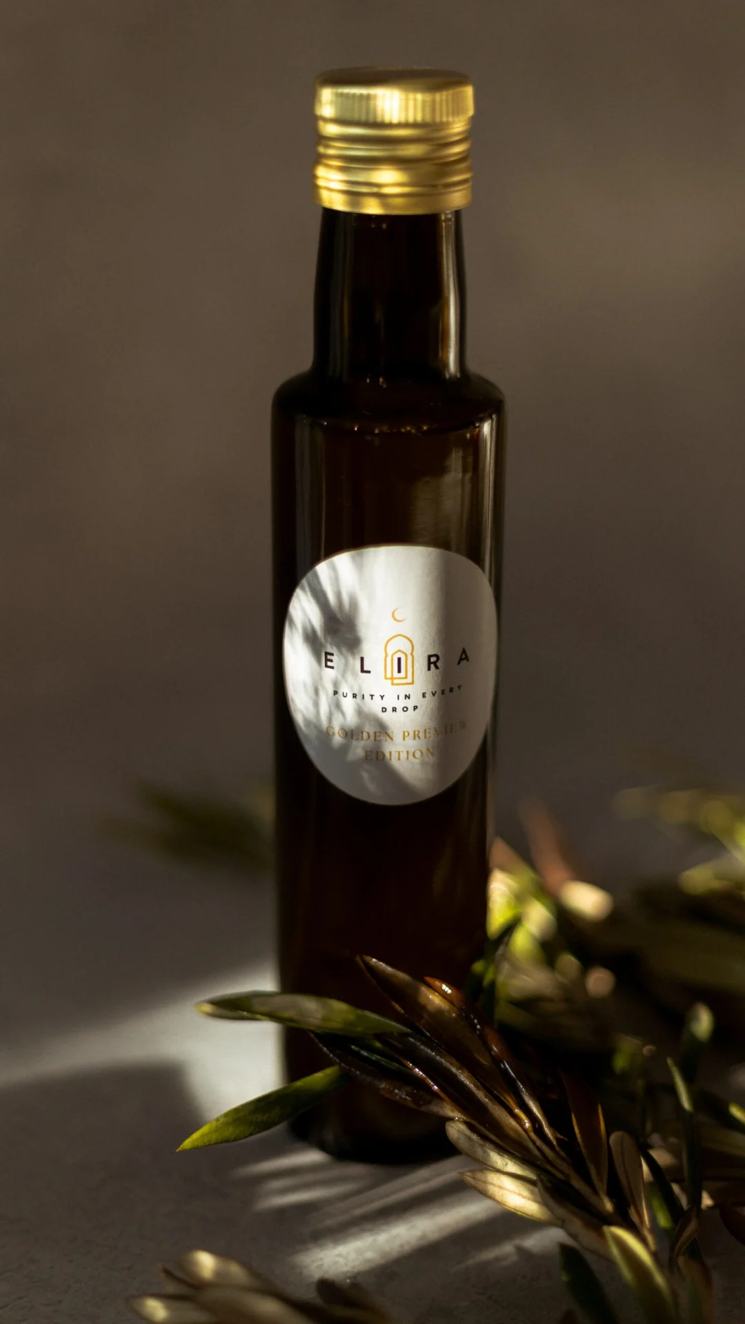 Extra natives Olivenöl kaltgepresst beim Servieren über mediterranem Gericht