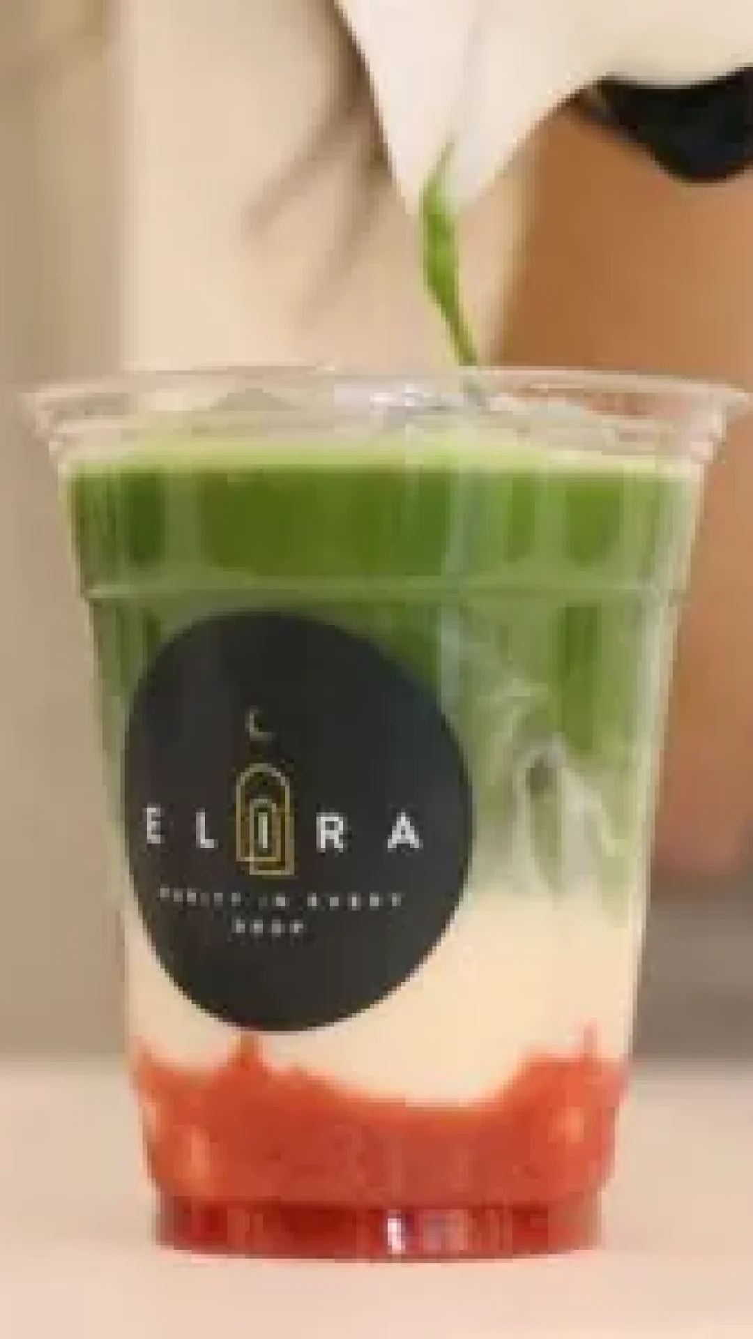 Matcha Latte mit Erdbeere – cremiger Contest Grade Drink mit fruchtiger Note