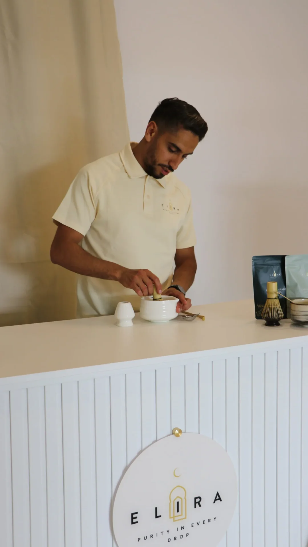 Matcha-Zubereitung mit Bambusbesen – Contest Grade Pulver in traditioneller Zeremonie angerührt